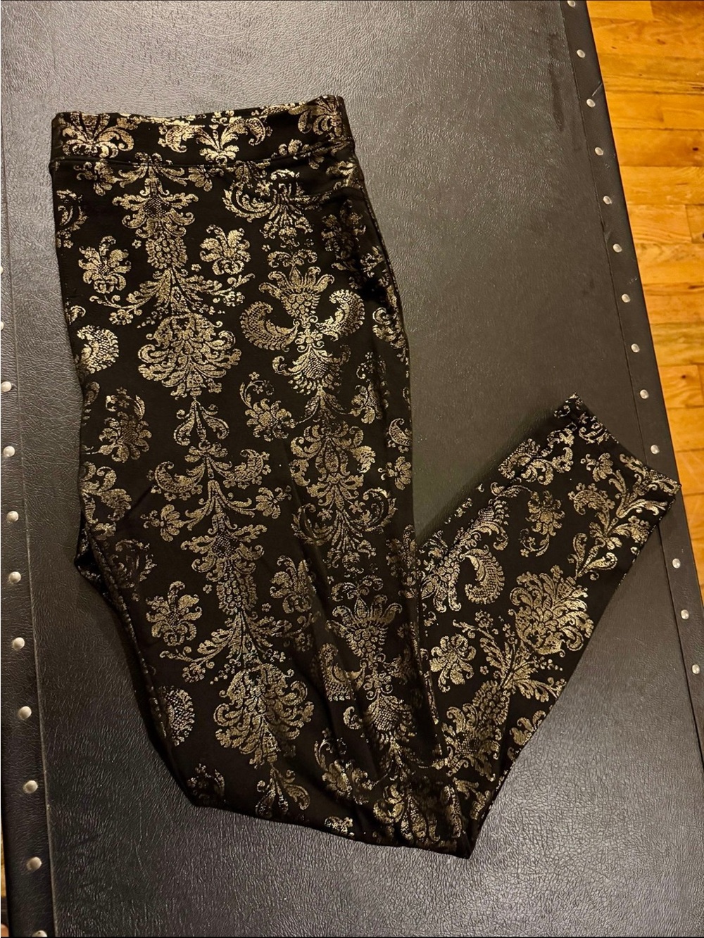 HUE Black and gold metallic damask print leggings size XL